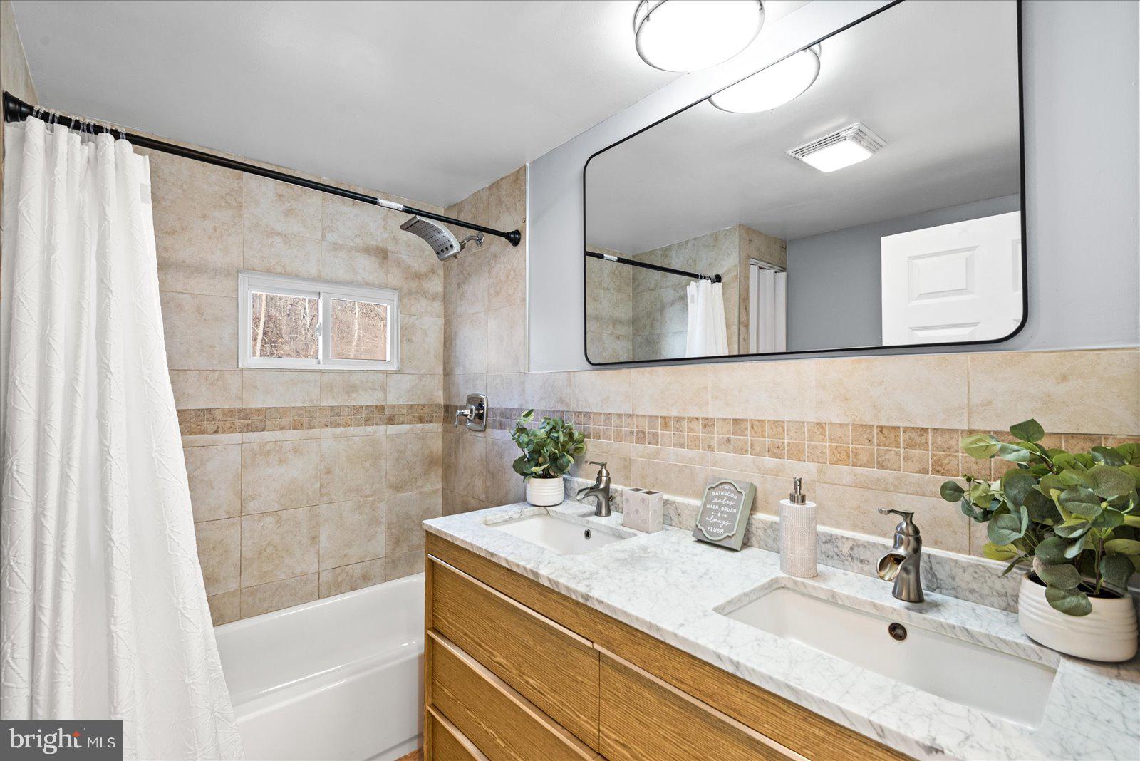 27 Truslow Road Fredericksburg, VA 22405 - Photo 26 of 35 a bathroom with a sink and a bathtub