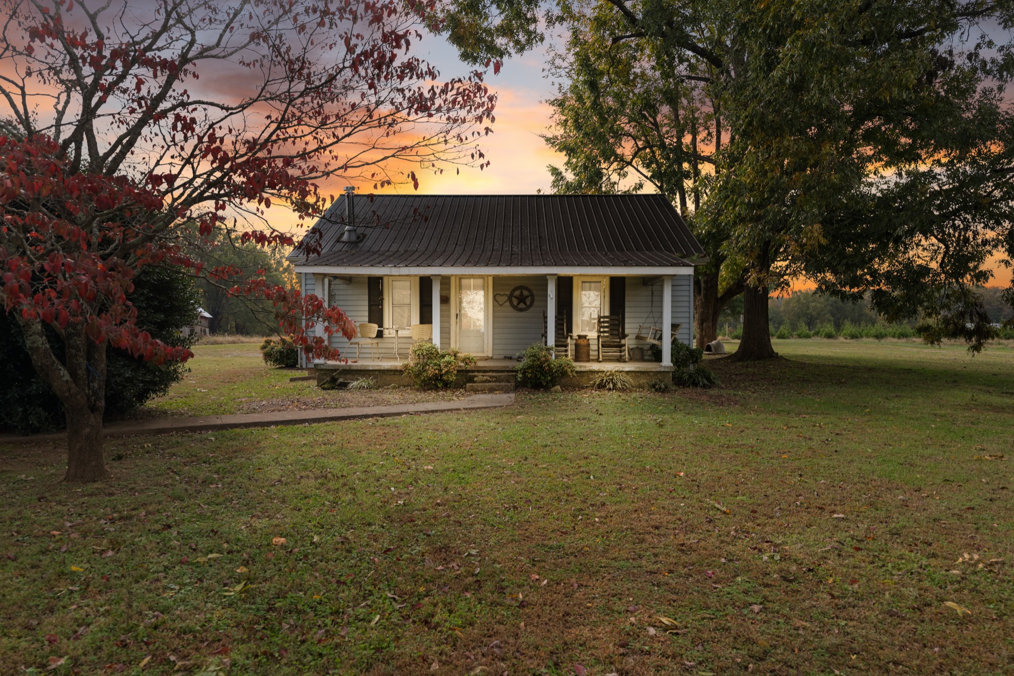 709 Isbell Turn Road Winchester, TN 37398 - Photo 1 of 22 a front view of a house with garden