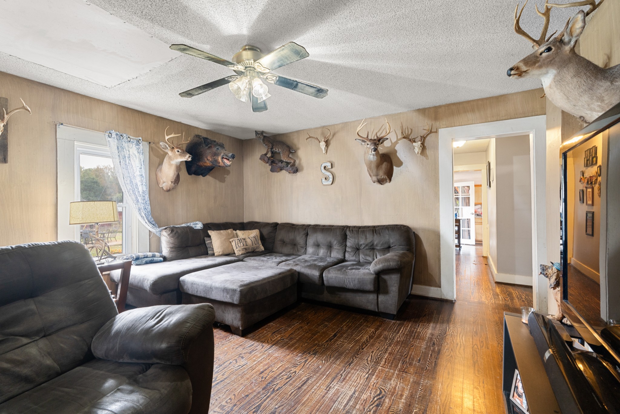 709 Isbell Turn Road Winchester, TN 37398 - Photo 4 of 22 a living room with furniture and a flat screen tv