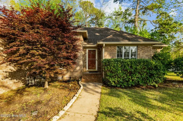 $2,100 | 131 Norbury Drive, New Bern, NC 28562