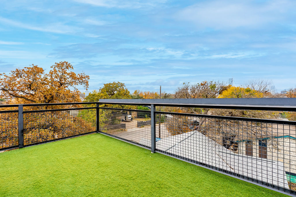 2016 Peoples Street Austin, TX 78702 - Photo 26 of 28 View of green lawn featuring a balcony
