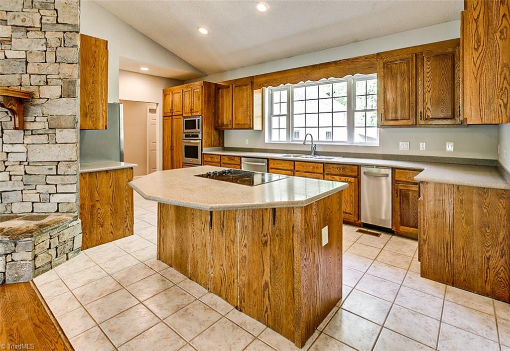 Kitchen, eat-at island w/cook top