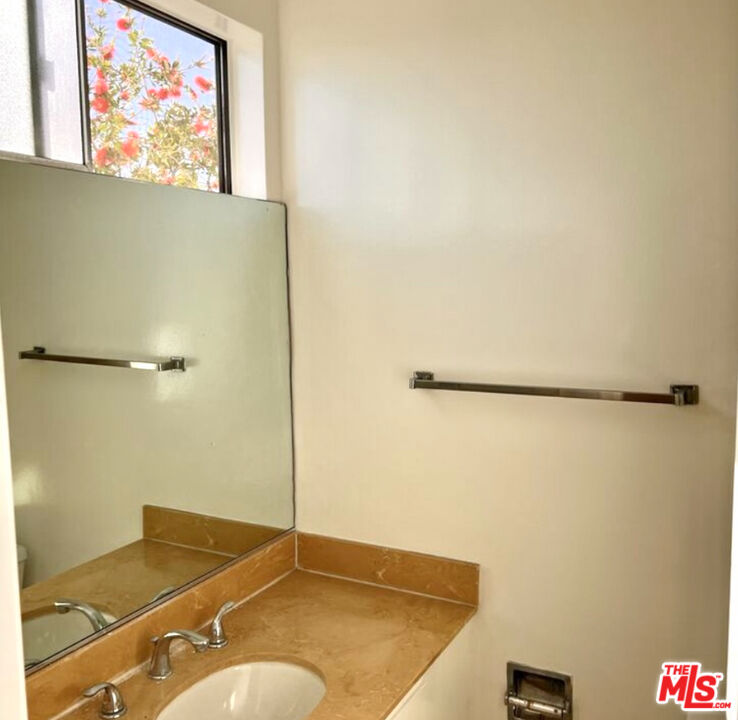 1440 Reeves Street, Unit 203 Los Angeles, CA 90035 - Photo 9 of 11