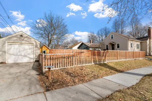 $2,695 | 2300 Northeast McKinley Street, Minneapolis, MN 55418