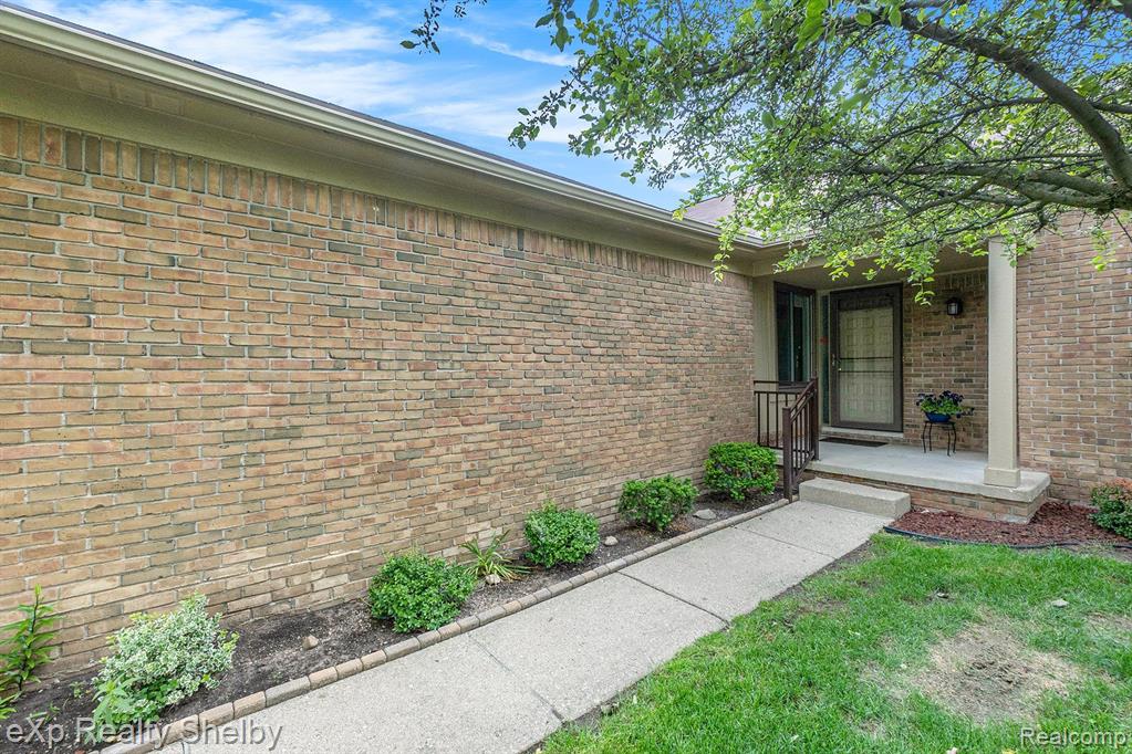 660 Tennyson Rochester Hills, MI 48307 - Photo 3 of 29 Gallery Image 3