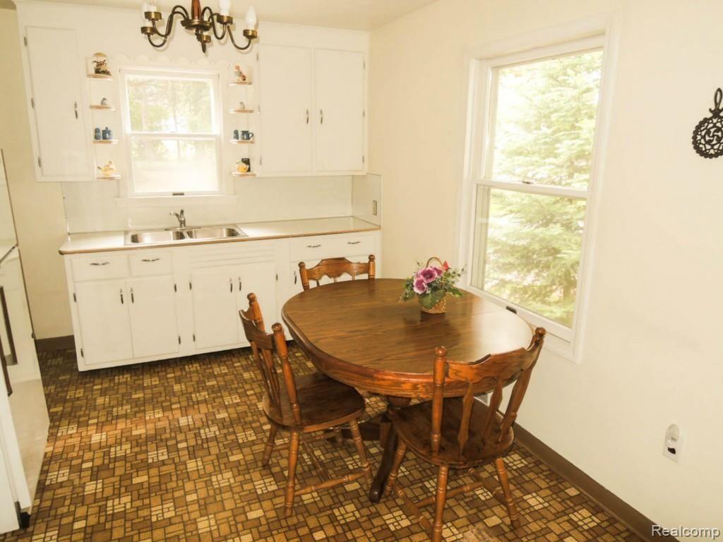 4296 Marcus Road Waterford, MI 48329 - Photo 13 of 42 Kitchen2-2.jpg
