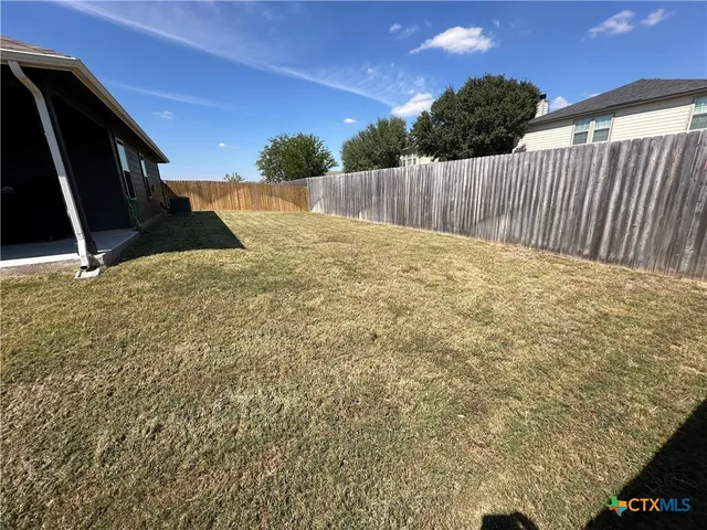 a view of a backyard
