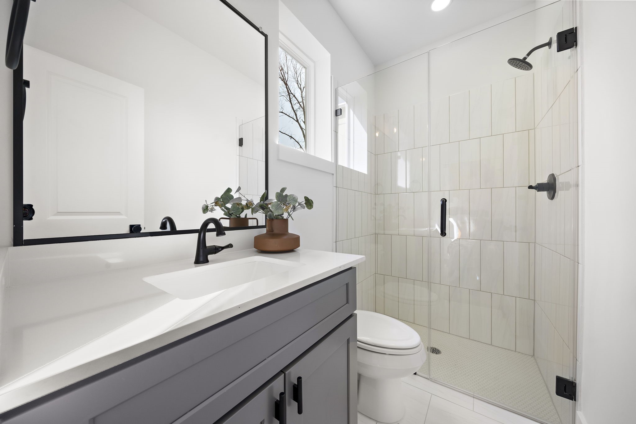835 Elkhart Street, Unit E Houston, TX 77091 - Photo 27 of 34 1st Floor Bathroom