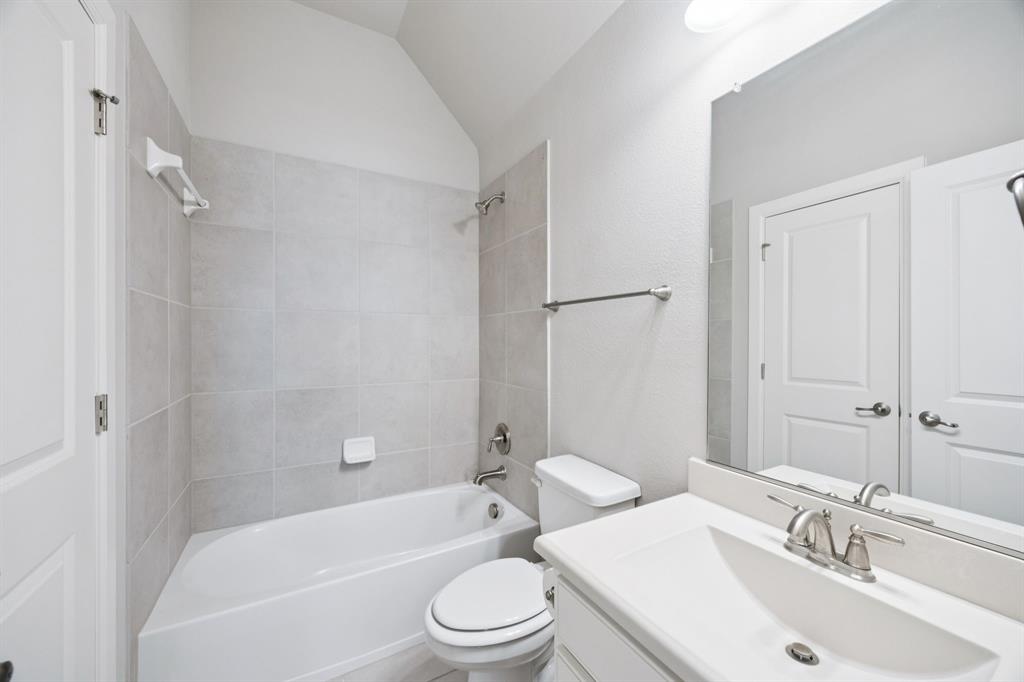 965 Touchstone Road Frisco, TX 75036 - Photo 29 of 36 a bathroom with a toilet a sink and bathtub