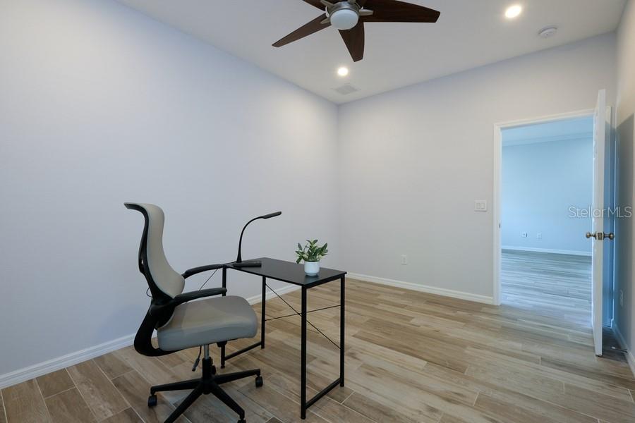 4436 Bliss Road Sarasota, FL 34233 - Photo 16 of 25 a room with a desk and a workspace