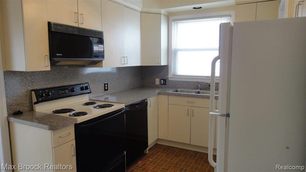 828 Cambridge Road Berkley, MI 48072 - Photo 7 of 15 All appliances stay!