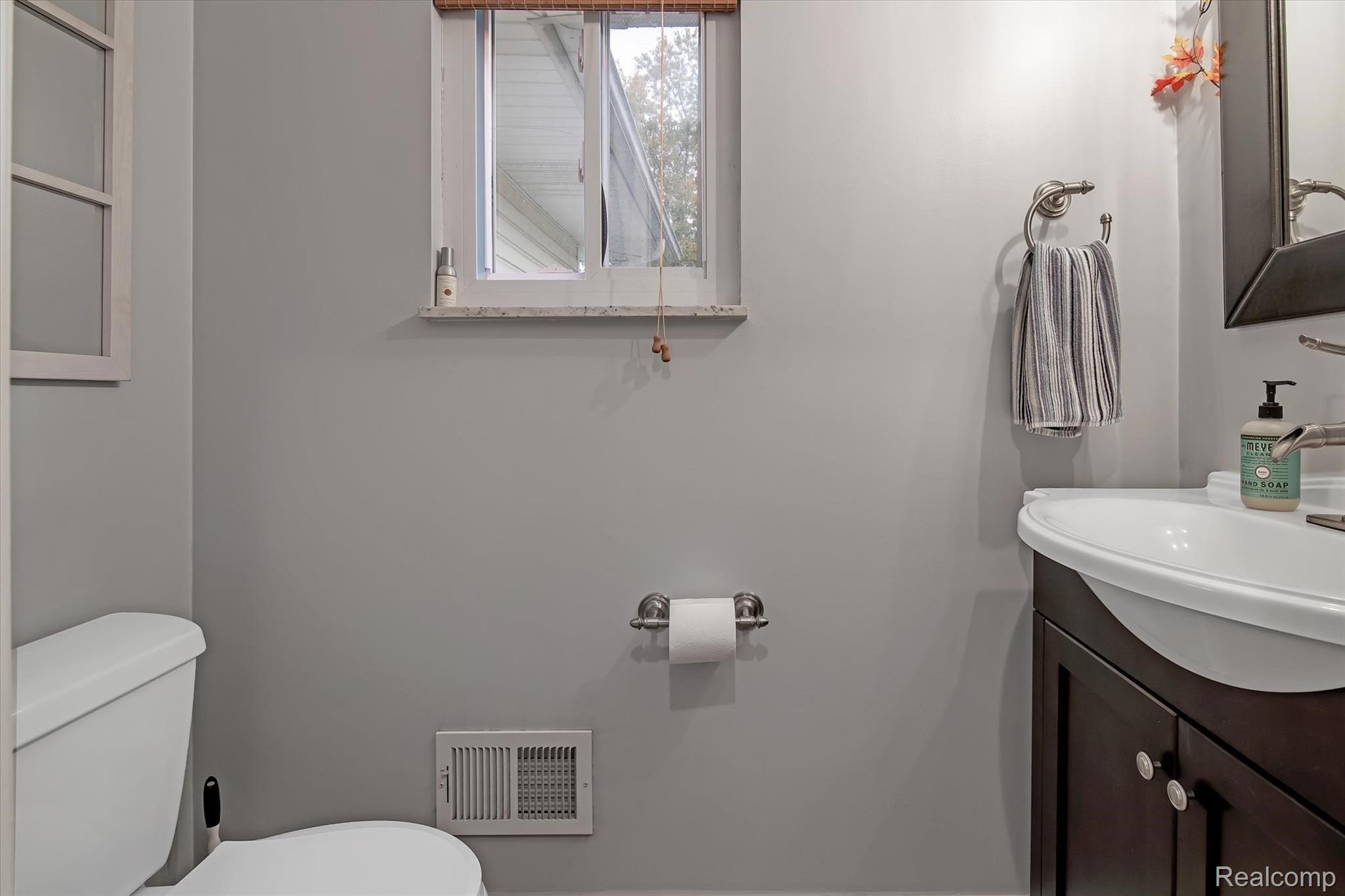 4570 Rohr Road Clarkston, MI 48348 - Photo 14 of 18 4570 Rohr Rd-windowstill-realest (19).jpg