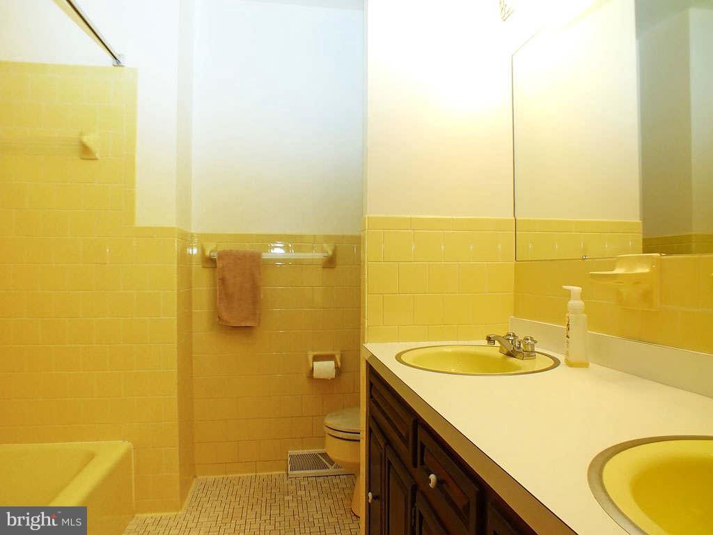 19211 Falls Road Hampstead, MD 21074 - Photo 18 of 25 Hall Bath, View 1