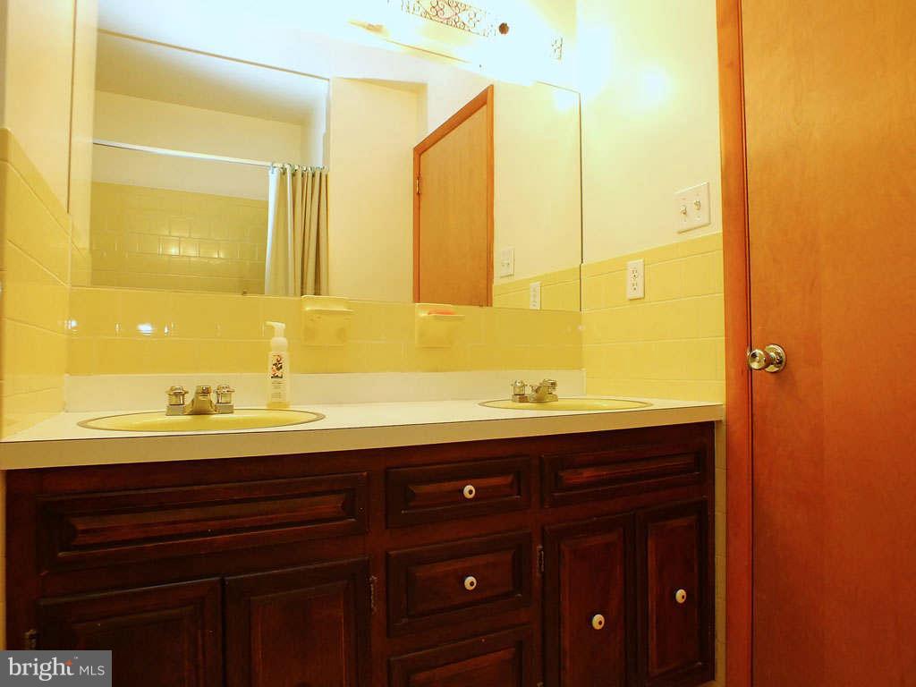 19211 Falls Road Hampstead, MD 21074 - Photo 19 of 25 Hall Bath, View 2
