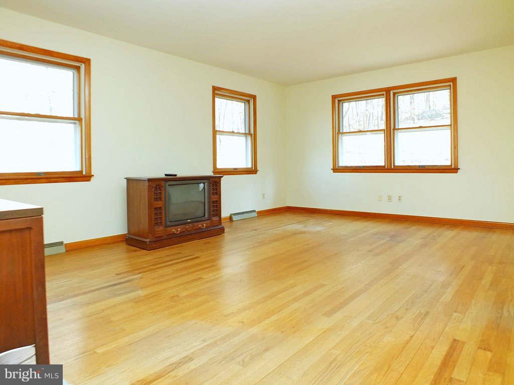 19211 Falls Road Hampstead, MD 21074 - Photo 5 of 25 Large Living Room