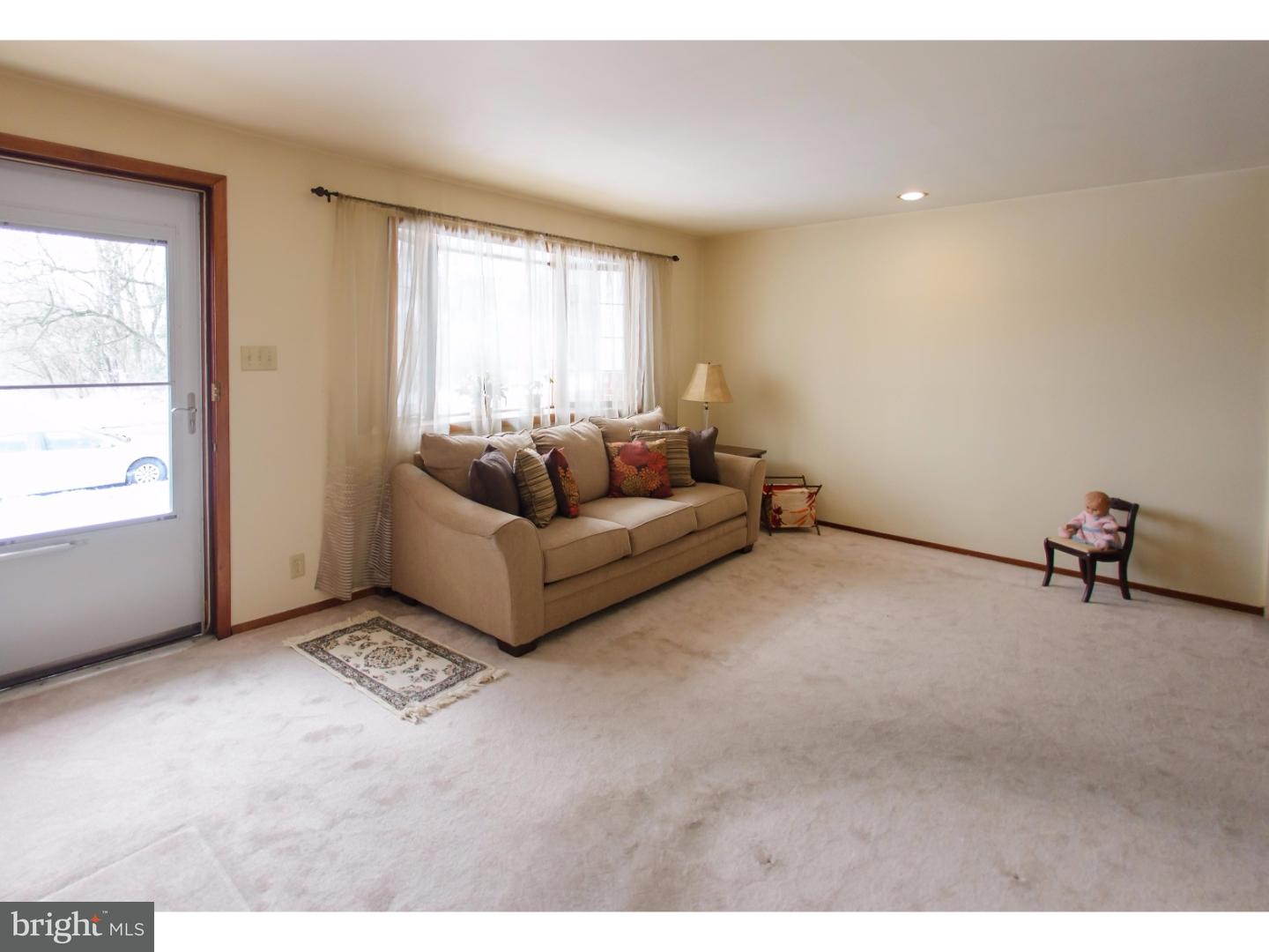 13014 Worthington Road Philadelphia, PA 19116 - Photo 9 of 25 Living Room
