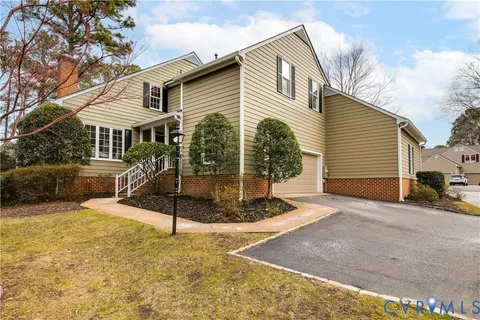 a view of a house with backyard