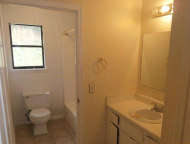 1427 Coffelt Road Hixson, TN 37343 - Photo 10 of 15 Hall Bath