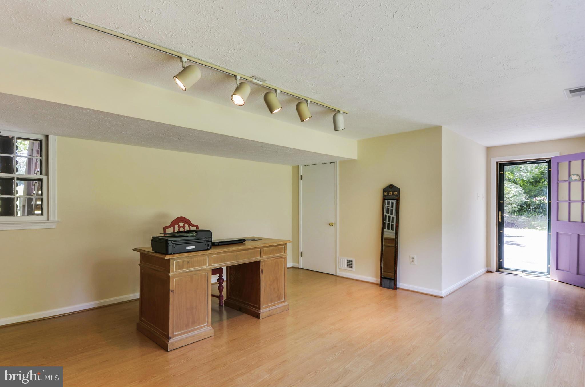 15500 Comus Road Clarksburg, MD 20871 - Photo 25 of 30 a workspace with furniture and window