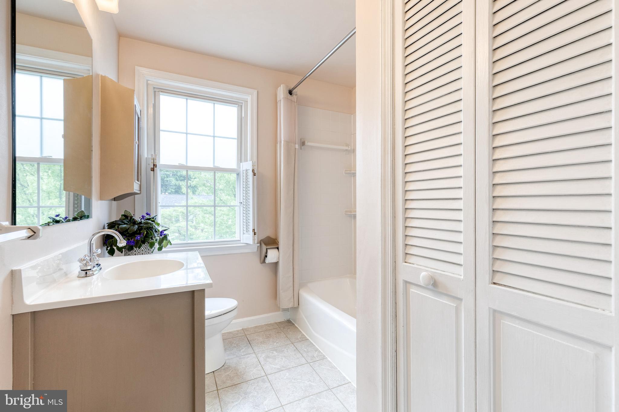 8222 Pleasant Plains Road Baltimore, MD 21286 - Photo 22 of 34 Hallway Full Bath