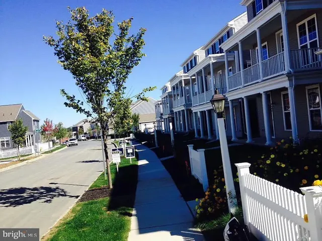 a picture of street with view of building