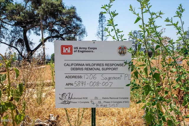 a sign on the wall of the building