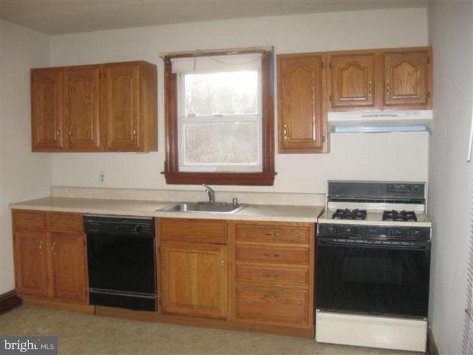124 Ritchie Highway Pasadena, MD 21122 - Photo 5 of 7 Kitchen