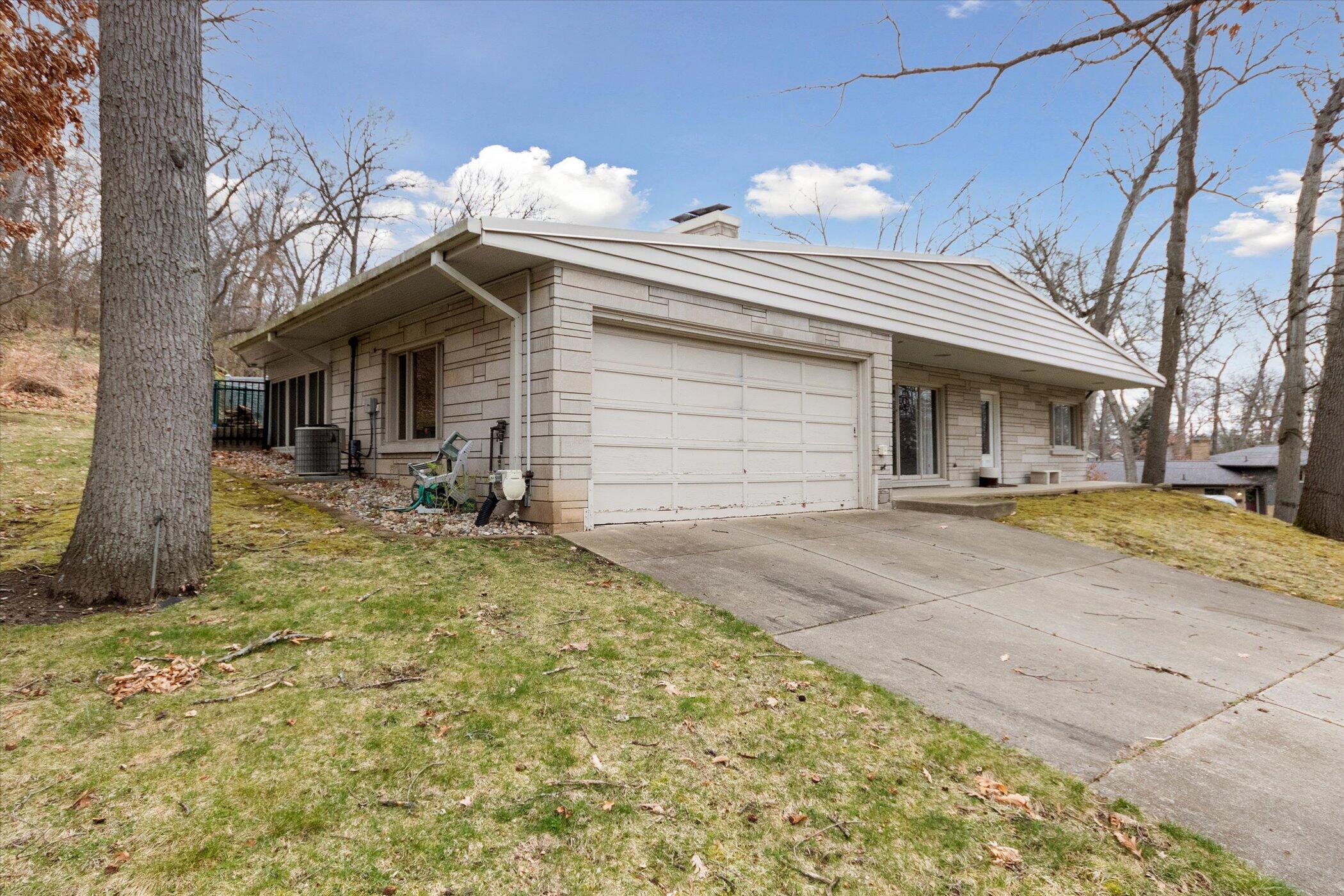 2102 Dale Road Jackson, MI 49203 - Photo 3 of 43 02-2102-Dale-Rd-WindowStill-35