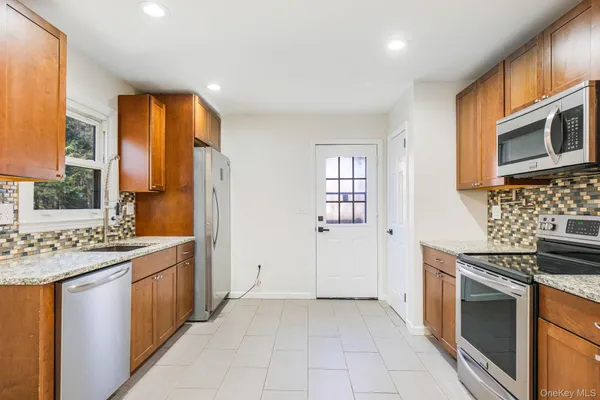 $499,000 | 15 Whiteford Drive, Pleasant Valley, NY 12569