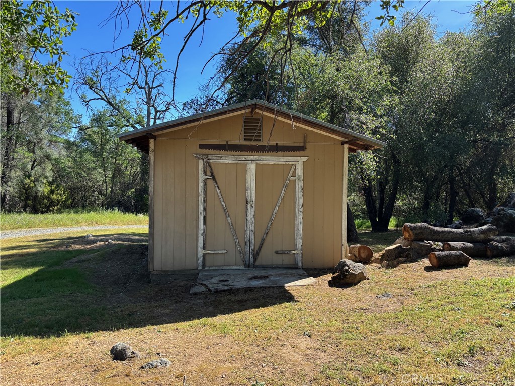 4918 Indian Peak Road Mariposa, CA 95338 - Photo 36 of 39 a view of a backyard of the house