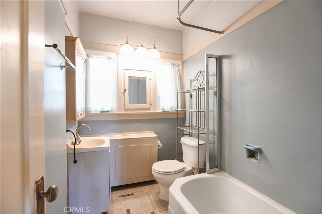 3045 Cedar Street Riverside, CA 92501 - Photo 13 of 21 Bath