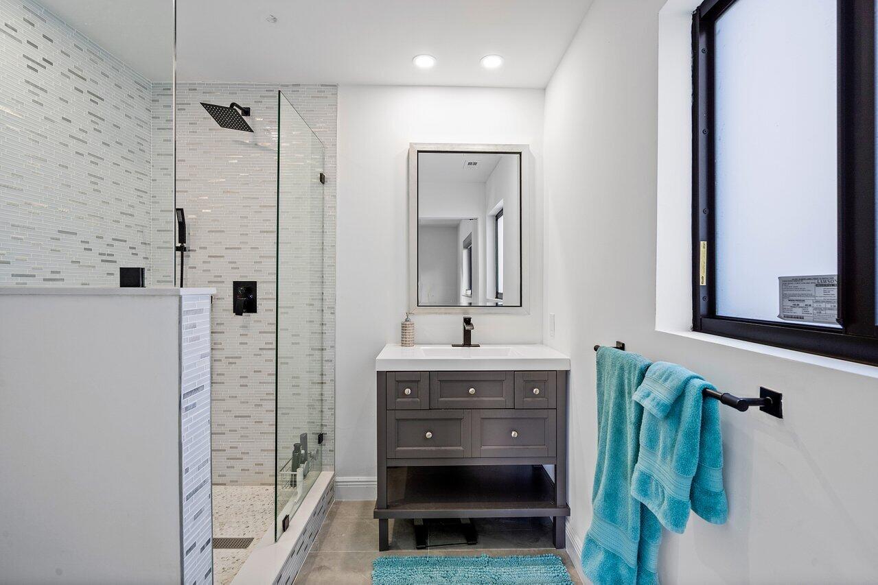 250 Southwest 9th Avenue Boca Raton, FL 33486 - Photo 30 of 43 Bath 2 0f 2