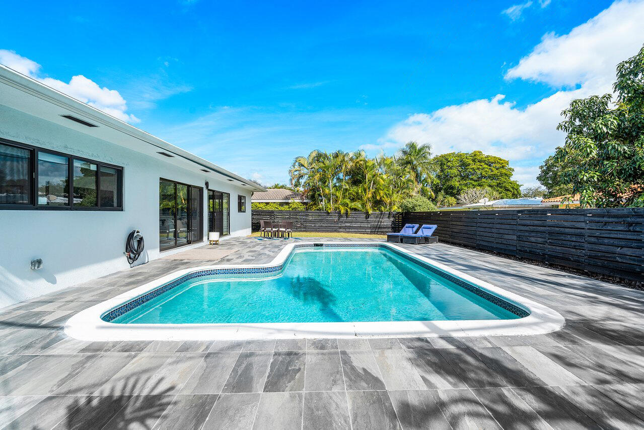 250 Southwest 9th Avenue Boca Raton, FL 33486 - Photo 33 of 43 back side