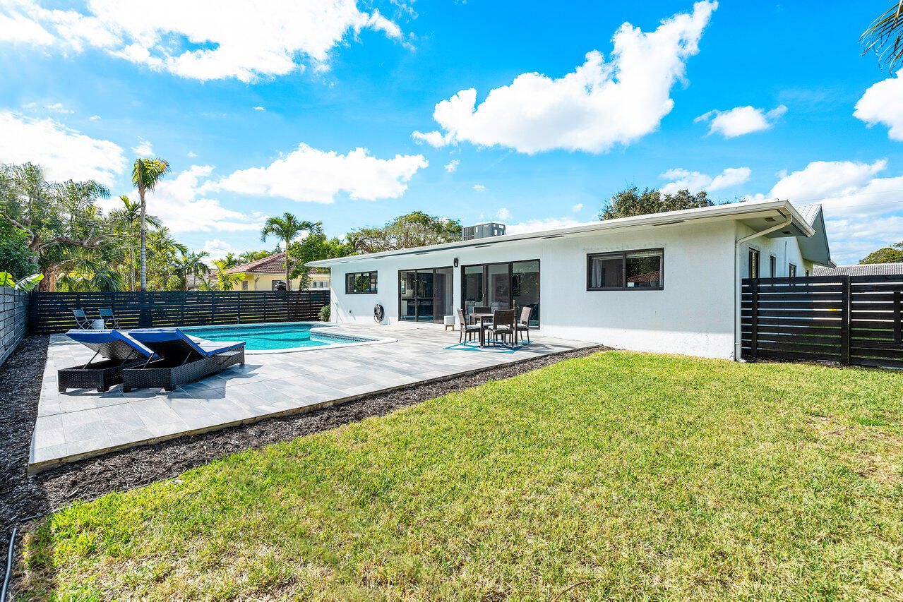250 Southwest 9th Avenue Boca Raton, FL 33486 - Photo 9 of 43 back ground