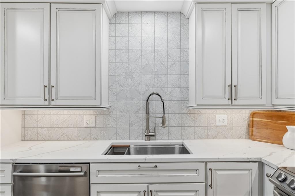 4545 Wornall Road, Unit 810 Kansas City, MO 64111 - Photo 7 of 38