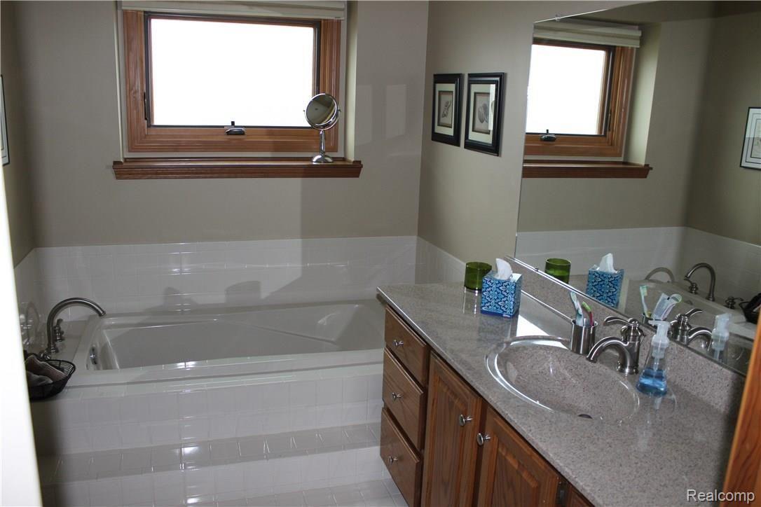 1099 Grandview Drive Rochester, MI 48306 - Photo 21 of 33 Master bathroom