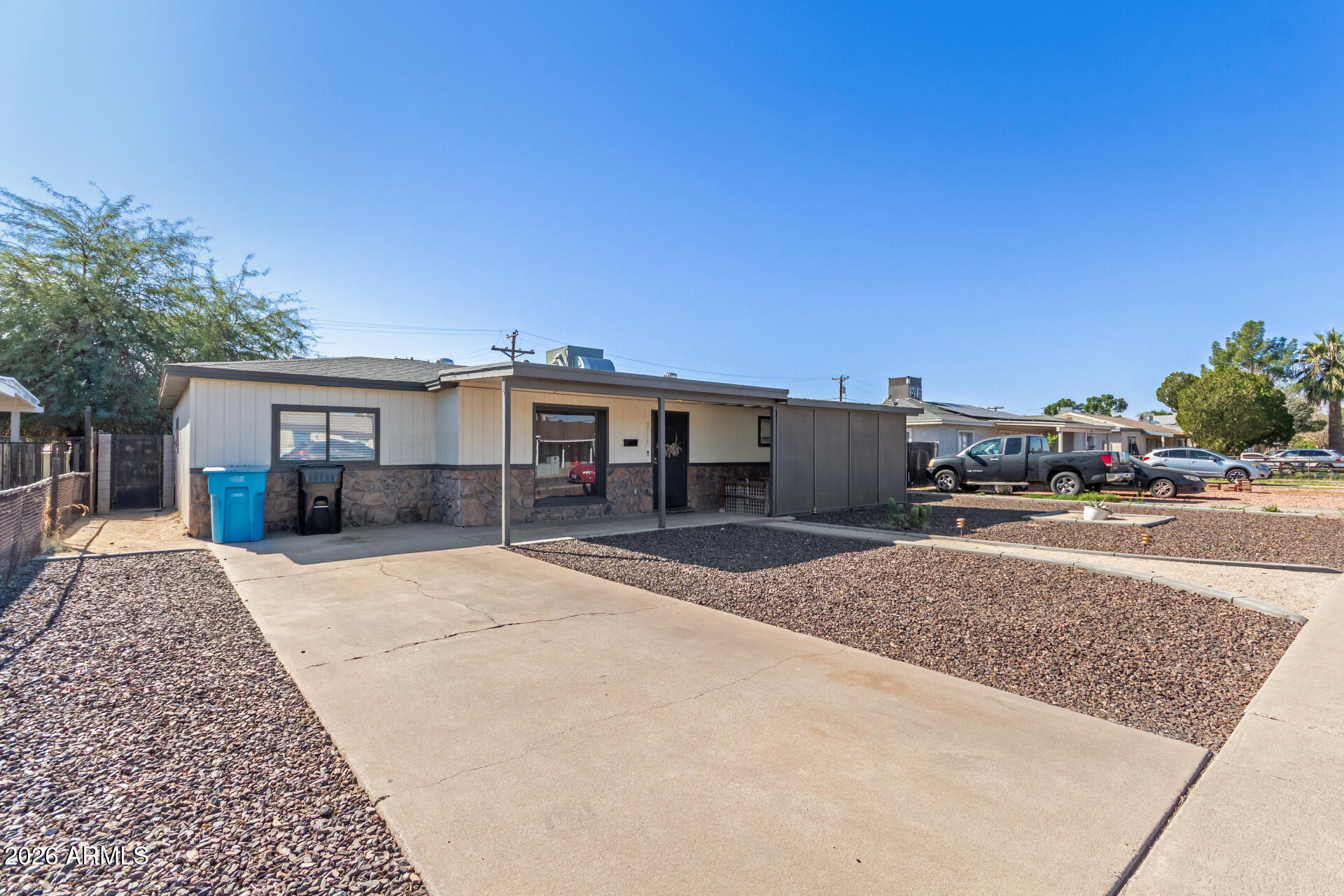 2715 West Royal Palm Road Phoenix, AZ 85051 - Photo 2 of 32 front view of a house with a yard