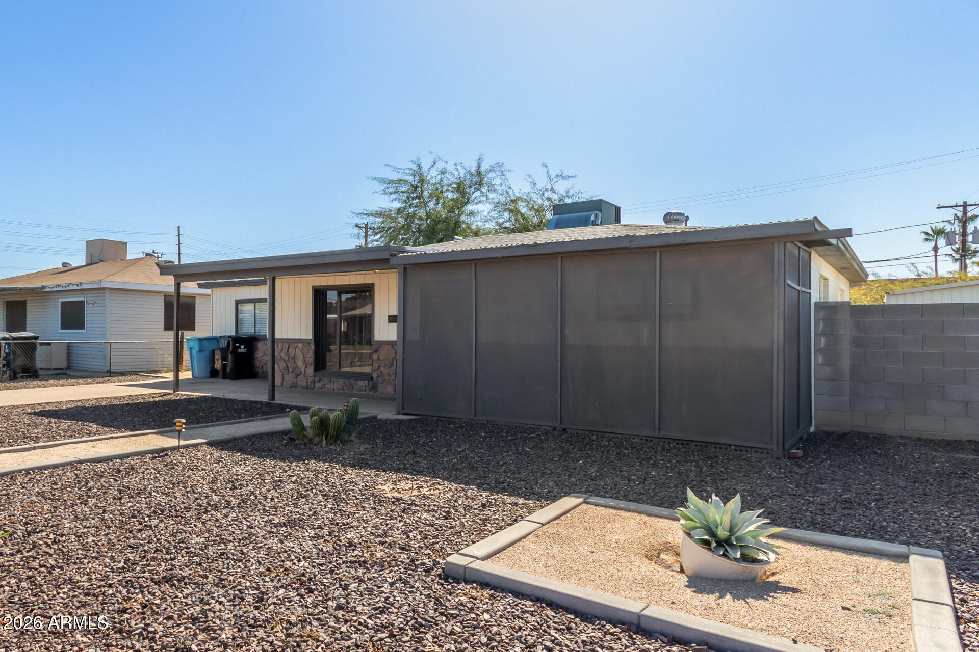 2715 West Royal Palm Road Phoenix, AZ 85051 - Photo 5 of 32 a backyard of a house