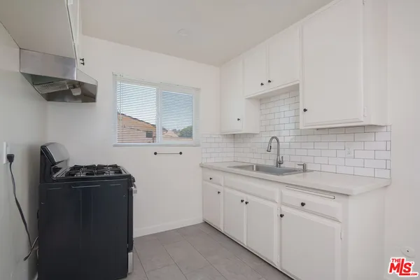$2,295 | 1361 Riverside Drive, Los Angeles, CA 90031