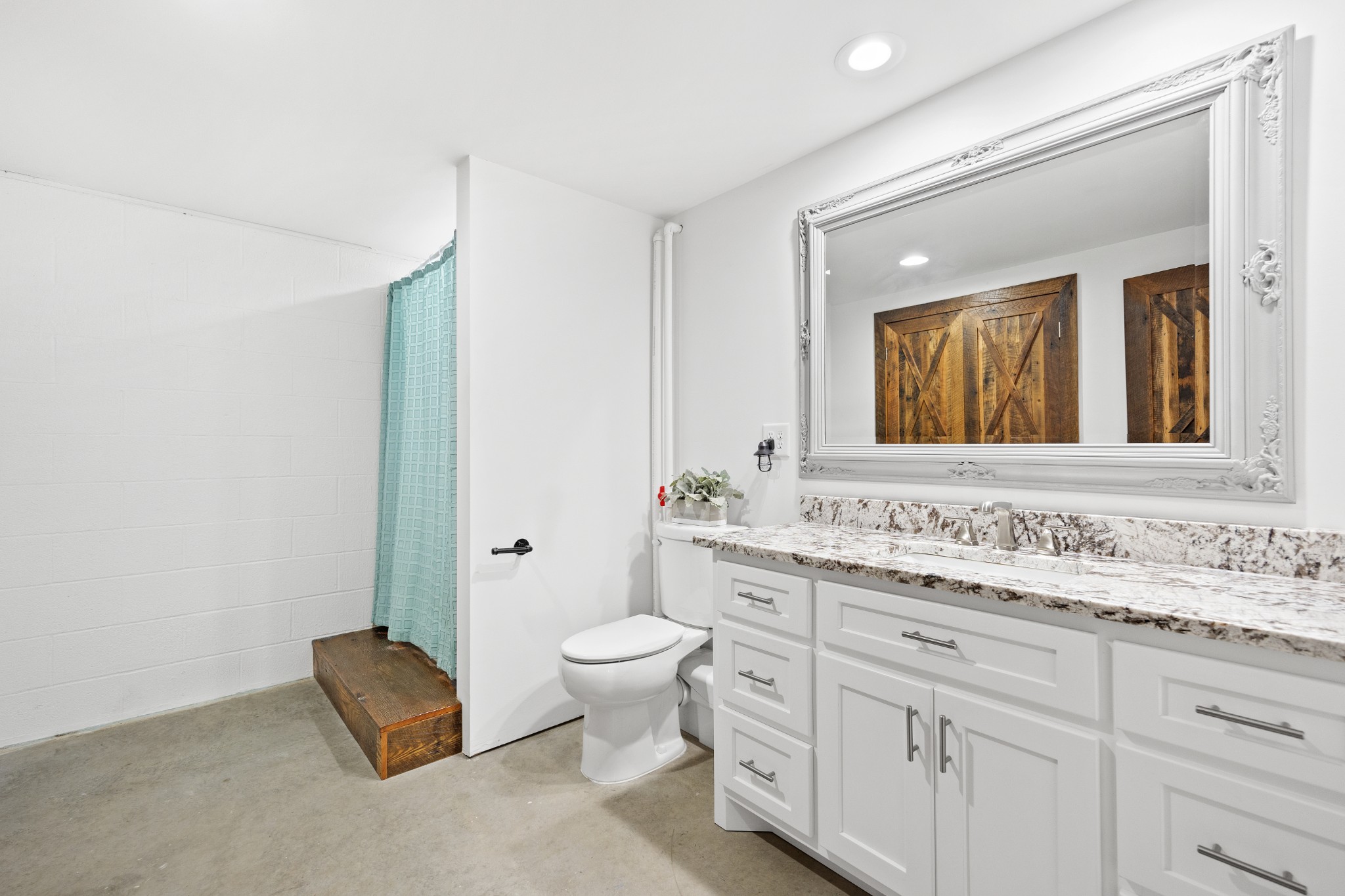 1075 Linville Road Lawrenceburg, TN 38464 - Photo 29 of 52 Full bathroom with large closet