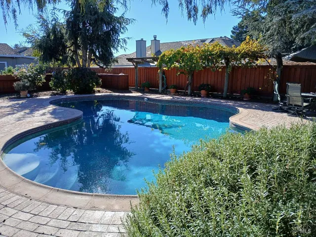 a view of a backyard