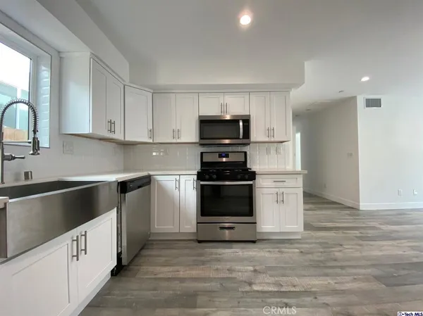 $3,700 | 5645 1/2 Willowcrest Avenue, North Hollywood, CA 91601