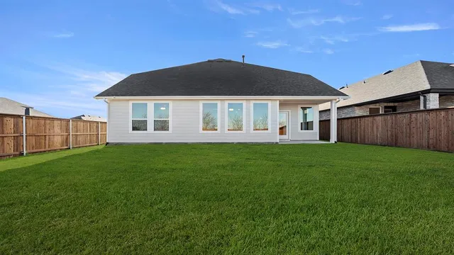 a view of a house with backyard and garden