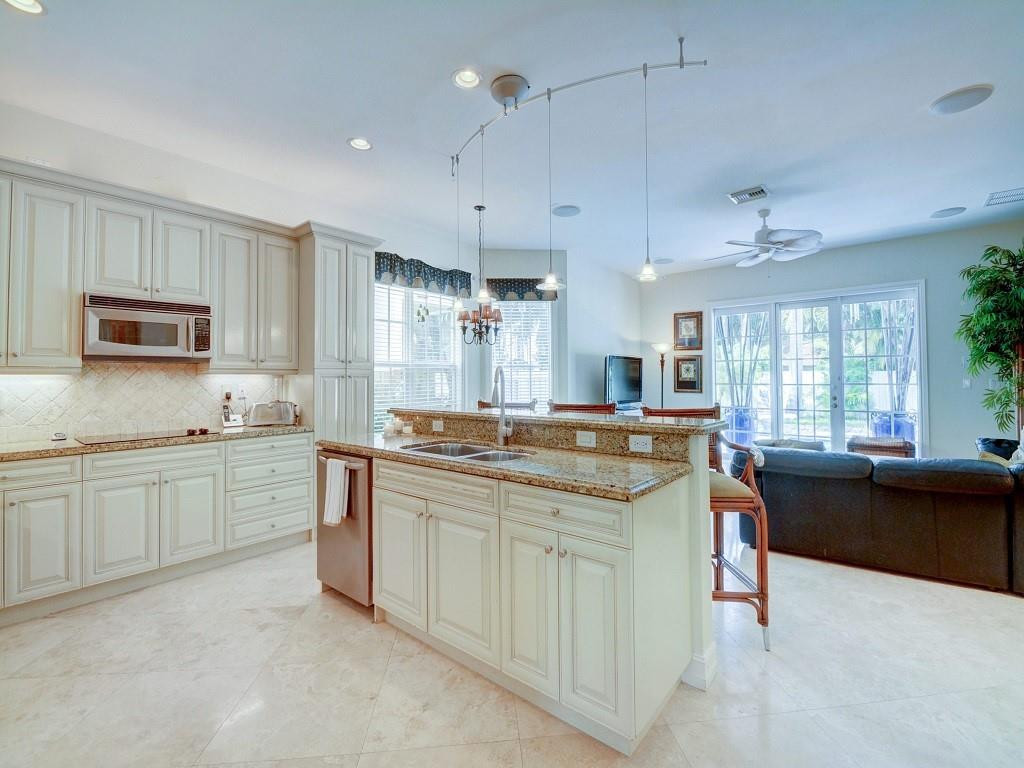 113 Northeast 21st Street Wilton Manors, FL 33305 - Photo 12 of 37 Kitchen-family room