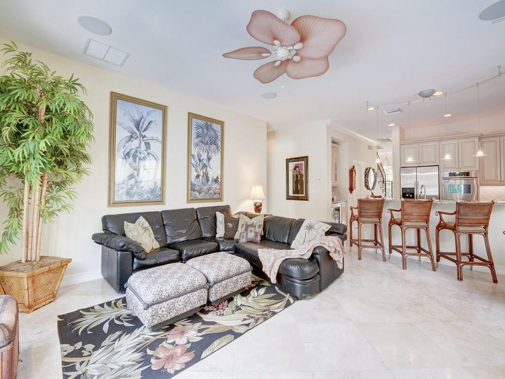 113 Northeast 21st Street Wilton Manors, FL 33305 - Photo 15 of 37 Family room snackbar-kitchen