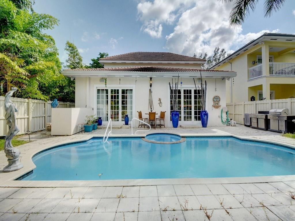 113 Northeast 21st Street Wilton Manors, FL 33305 - Photo 33 of 37 Pool