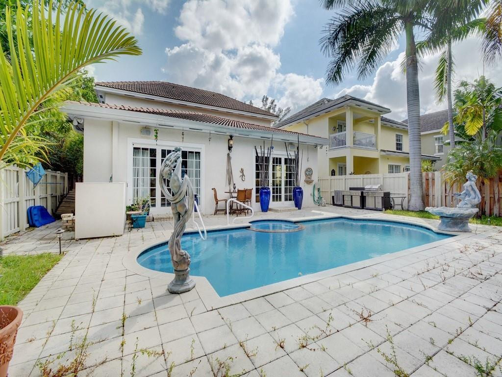 113 Northeast 21st Street Wilton Manors, FL 33305 - Photo 35 of 37 Pool