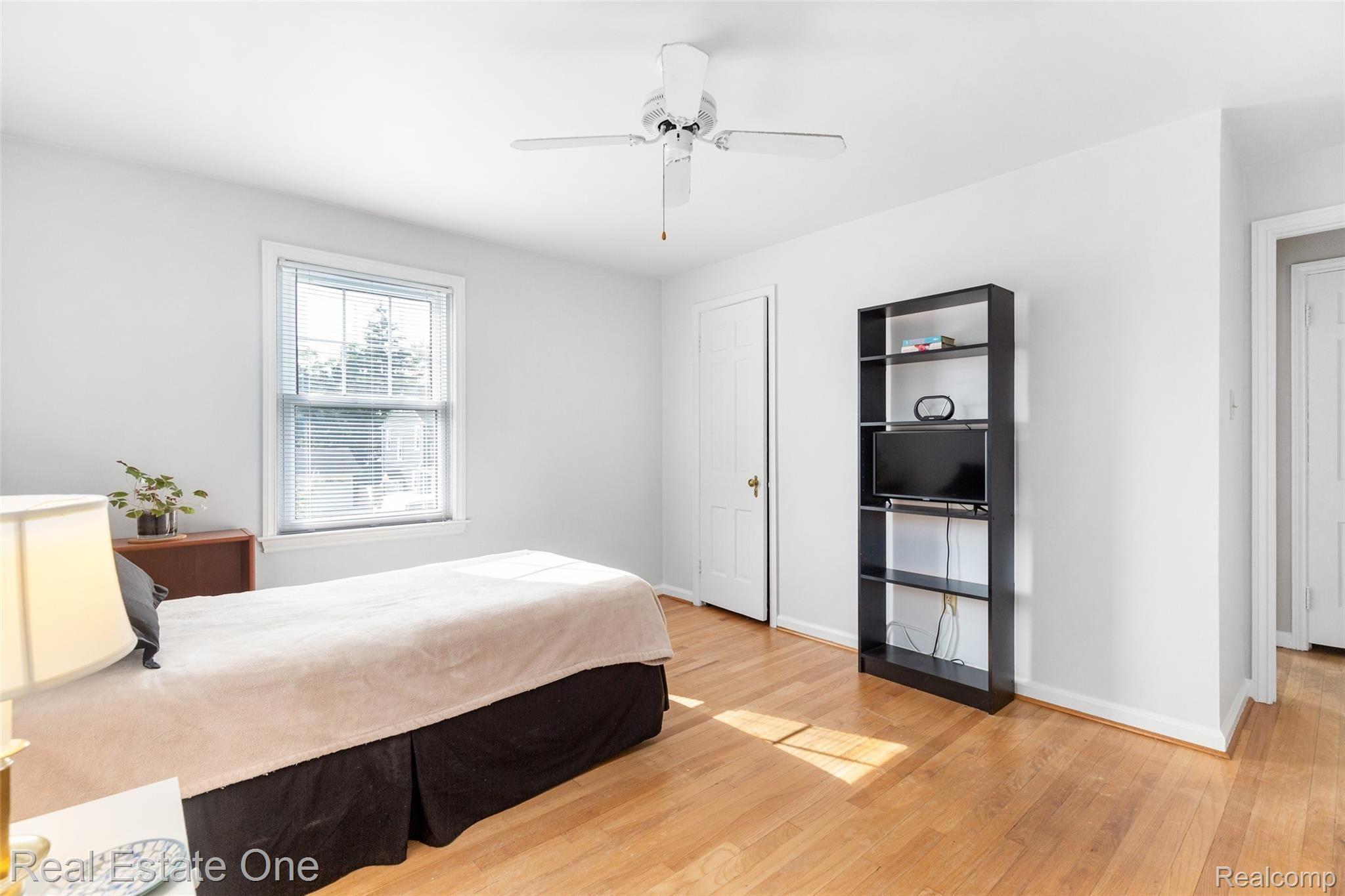 1186 Harvard Road Berkley, MI 48072 - Photo 13 of 26 spacious 13x11 Bedroom #2 w/great natural light