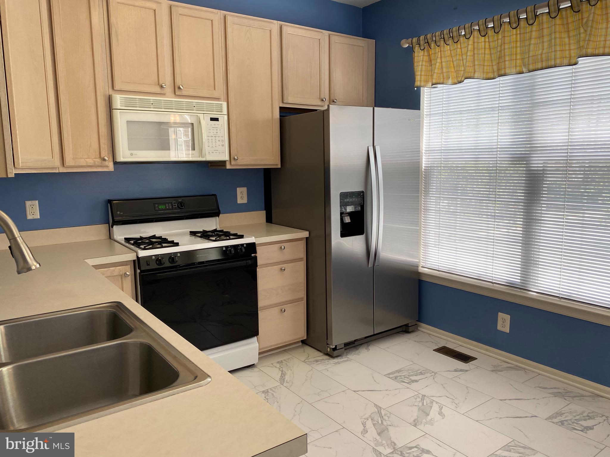 4110 Flower Fairfax, VA 22030 - Photo 15 of 64 a kitchen with granite countertop a refrigerator and a stove