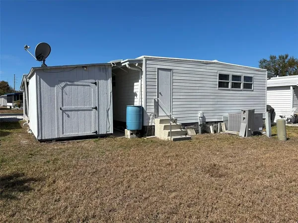 a view of a house with backyard